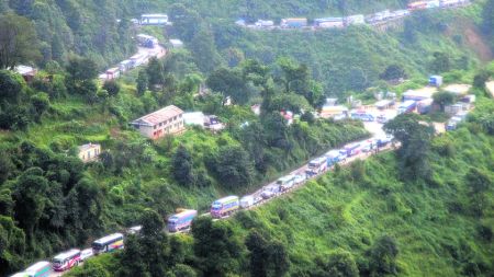 सरकारको यस्ताे विकासका कारण १२ घण्टा जाममा फसेका विरामीको बाटोमै मृत्यु!