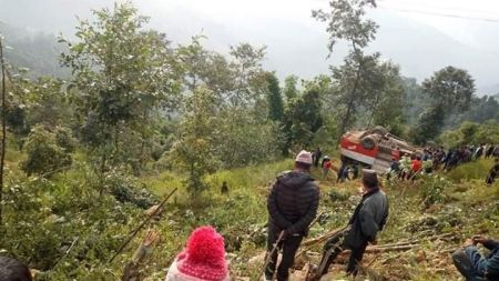 खोटाङमा बस दुर्घटना, १२ जना घाइते