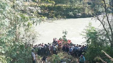 सिन्धुपाल्चोकको सुकुटेमा बस दुर्घटना, सुनकोशी नदीमा बस खस्यो 