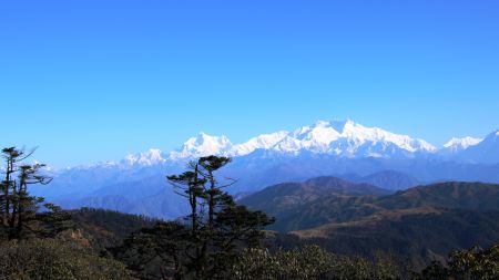 एसएसबीको ज्यादती,  सन्दकपुर डाँडामा जान र तस्बिर खिच्न निषेध