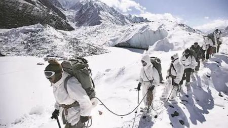 कश्मिरमा हिमपहिरो, ४ सैनिकसहित ६ जनाको मृत्यु