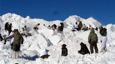 कश्मीरमा हिमपहिरोमा परी ६ जनाको मृत्यु