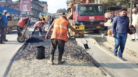 एक्सनमा प्रधानमन्त्री, सडकको खाल्डाखुल्डी पुर्न थालियो