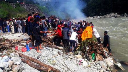 जीप दुर्घटनामा परि मृत्यु भएका १० जनाको सामुहिक अन्त्येष्टि, गाउँपालिकाले दियो शोक बिदा