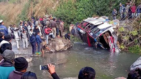 लमजुङमा बस दुर्घटनाः एकको मृत्यु, ४ जना गम्भीर घाइते