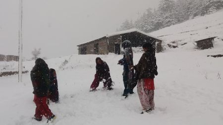 कर्णालीमा फेरि हिमपात, पानी र खाना पकाउने ग्यास जम्यो