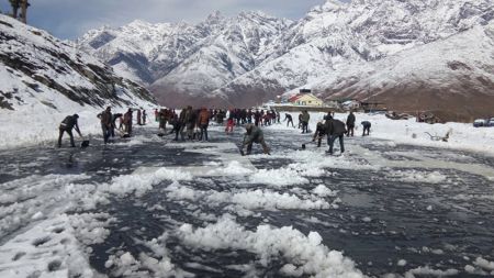 जुफाल विमानस्थलः हिउँ पन्छाएरै उडाइयो जहाज