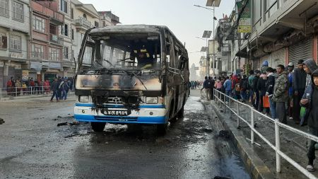 साथीलाई ठक्कर दिएर भागेपछि बिद्यार्थीले लगाए बसमा आगो