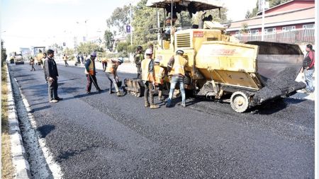 कान्तिपथमा कालोपत्र गरिदै, सडक निर्माण आगामी वर्ष सम्पन्न हुने