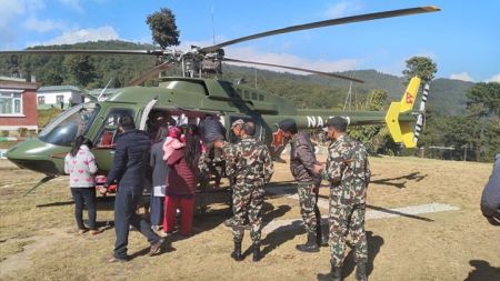 मन्त्री गुरुङको पहलमा सुत्केरीलाई हेलिकप्टर मार्फत काठमाडाैं ल्याइँयाे