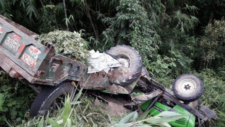 दाउरा बोकेको ट्र्याक्टर दुर्घटनाः एकको मृत्यु, १३ जना घाइते