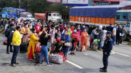 गृहको परिपत्रलगत्तै काठमाडौं आउन लागेका यात्रुलाई नागढुंगाबाटै फर्काइयो