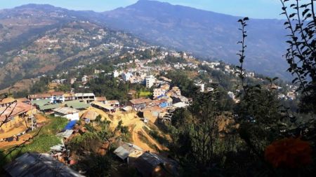 मझुवागढीमा आवतजावत रोक्न स्थानीय युवा सीमानाकामा परिचालन