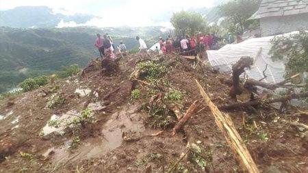 बिहानै दुखद खबर: कुश्मामा पहिरो जाँदा ५ जनाको मृत्यु, थप चार जना बेपत्ता