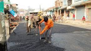 अस्तव्यस्त सडक, दर्जन बढी घर जोखिममा