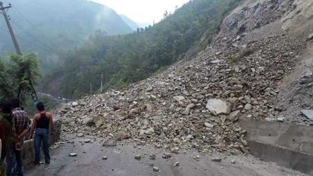 पहिरोका कारण गोरखा–आँबुखैरेनी सडक अवरुद्ध