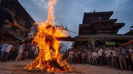 जोखिम छल्दै, परम्परा धान्दै