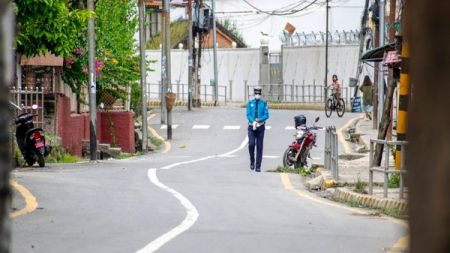 मुलुकका अधिकांश भाग ठप्प, १० जिल्ला मात्रै खुला