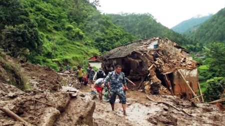 सुनकोशीमा पहिराले  पुरियो चार घर