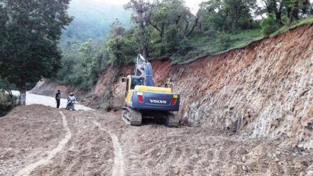 कामदार अभावमा मध्यपहाडी राजमार्गमा कालोपत्र प्रभावित