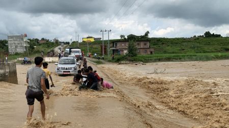 कुखुराका चल्ला बोकेको गाडी खोलाले बगायो