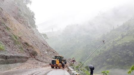 पहिरोले नारायणगढ–मुग्लिन सडक पुनः अवरुद्ध