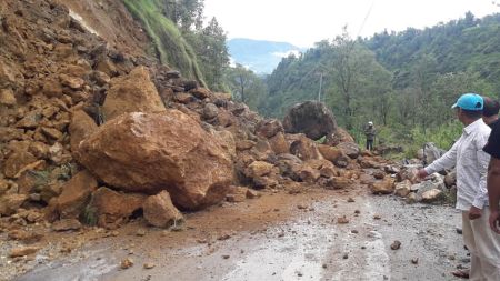 सहस्रधारामा निरन्तर पहिरो,  दैनिक घण्टौँ रोकिन्छन् सवारी साधन