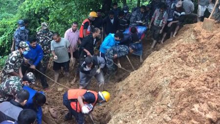 स्याङजामा पहिरोमा परि एकै परिवारका ९ सहित १० जनाको मृत्यु