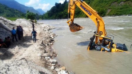 अवैध उत्खनन गर्ने १३ सवारी नियन्त्रण