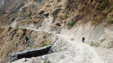 महाकाली थुनेरै सडक निर्माण गर्दा नेपालतिरको बाटोमा क्षति