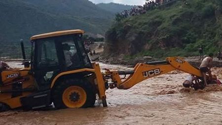 मस्र्याङ्दीमा एस्काभेटर फस्यो, अपरेटरको सकुशल उद्धार