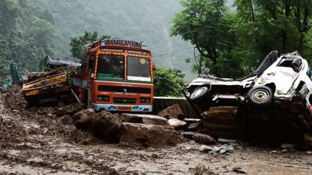 पहिरोसँग खसेको ढुङ्गाले लागेर २ जनाको मृत्यु