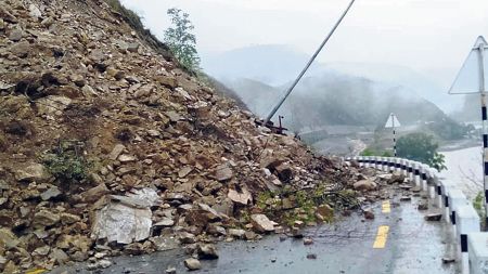 मध्यपहाडी राजमार्ग अवरुद्ध