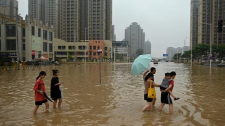 चीनद्वारा बाढीको कभरेज गरेको भन्दै विदेशी पत्रकारहरु माथि दुर्व्यवहार 