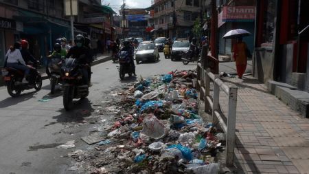 काठमाडौँको फोहर तत्काल उठाउने प्रबन्ध गर्न प्रधानमन्त्रीको निर्देशन