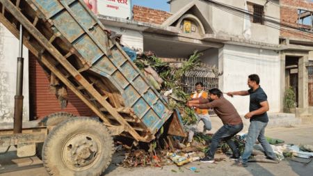 सरसफाईमा ध्यान नदिएको विरोधमा वडाध्यक्षले नै फ्याँके मेयरको घर अगाडि फोहोर