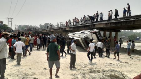 पुलको बार भत्काएर बस खोलामा खस्यो, ४ जनाको मृत्यु