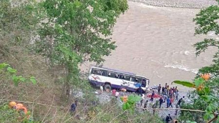 बस दुर्घटना हुँदा १३ जना घाईते, १८ महिने बालक वेपत्ता