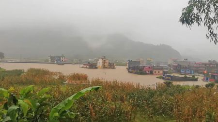 पोखराको सुइँखेतमा वाढि र पहिरोः स्थानीयलाई उद्वार गरी मन्दिरमा संरक्षण