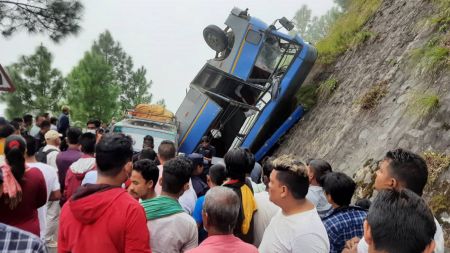 मकवानपुर र रुकुममा बस दुर्घटना हुँदा ११ जनाको मृत्यु 