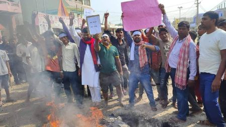 वडाध्यक्षको नेतृत्वमा उम्मेदवारलाई गाउँ प्रवेशमा रोकः ‘नो रोड नो भोट’