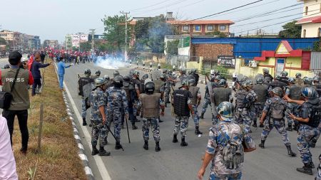 विराटनगरमा निशेधित क्षेत्रमा प्रवेश गर्न खोजेपछि प्रदर्शनकारी र प्रहरीबीच झडप