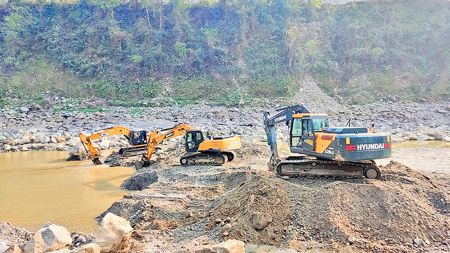 चीनियाँ कम्पनीद्वारा प्राकृतिक स्वरूप नै बिगार्ने गरी एक्स्काभेटर लगाएर नदीको दोहोन