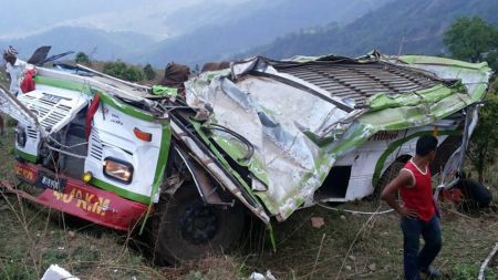 यात्रुबाहक बस ठोक्किदा ६५ यात्रु घाइते