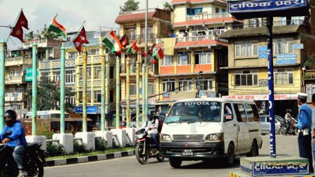 स्वागतद्वार र राष्ट्रिय झन्डाले सहर सजिदै